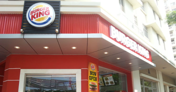 Bão đánh giá 1 sao khiến Burger King phải gỡ bỏ quảng cáo ăn bằng đũa kỳ thị chủng tộc